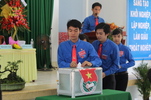 Đoàn viên tham gia bỏ phiếuBan Chấp hành Đoàn TNCS Hồ Chí Minh xã Tân Phú Tây, nhiệm kỳ 2017 - 2022